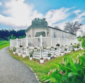 Cozy Newquay Lodge with Private Hot Tub, Fir Pit Table and 3 bedrooms, Sleeps 9